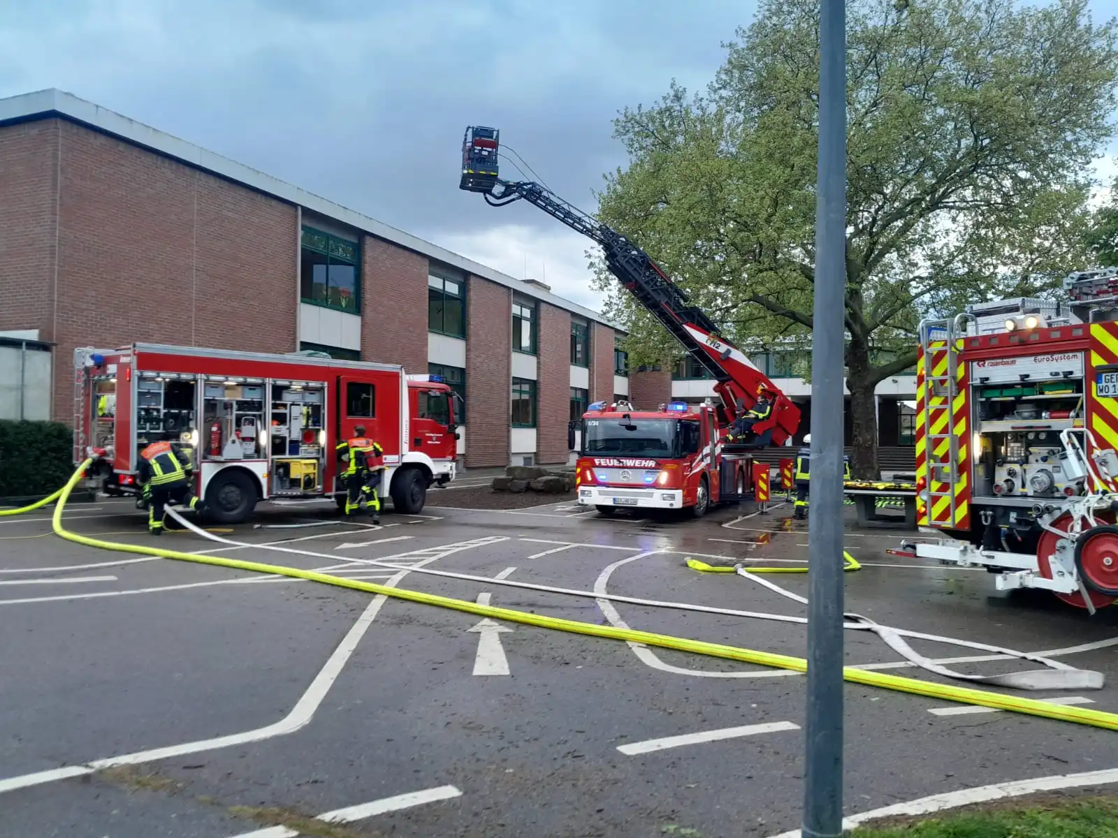 Hurra Hurra die Schule brennt - Gelungene Übung der Feuerwehren Maximiliansau und Wörth